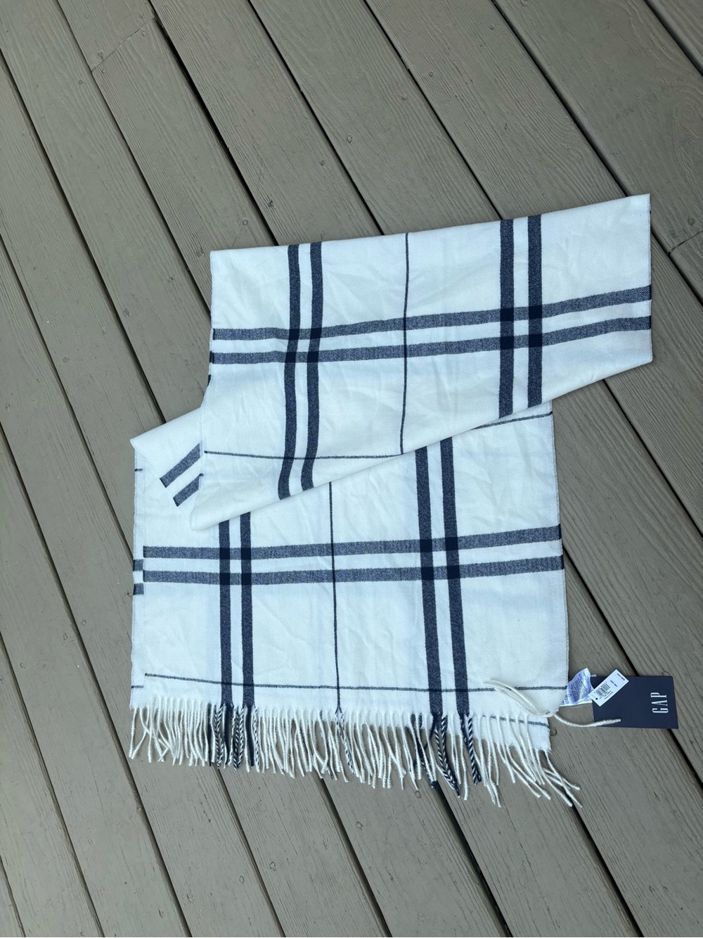NWT GAP Women's White & Navy Plaid Scarf/Wrap, Size: 80”L x 24”W